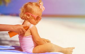 آیا استفاده از ضدآفتاب در کودکان مضر است؟ | راستی‌آزمایی یک باور نادرست