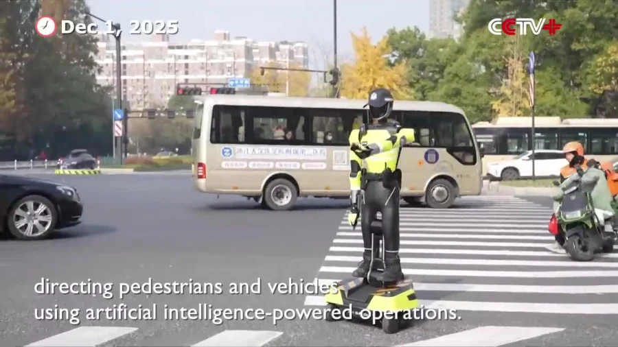 چین ربات انسان‌نما را مسئول چهارراه‌های شلوغ کرد