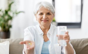 سالمندان مراقب این دو ویتامین باشند؛ استخوان‌ها و تعادل بدن در خطر است!